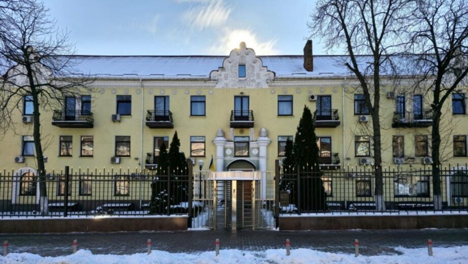 Забор и турникет у Казначейства: активисты заявили об ограничении доступа к учреждению