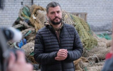 80 тонн защитных сеток для военных передал »Союз предпринимателей теле- и киноиндустрии» во главе с Колюбаевым