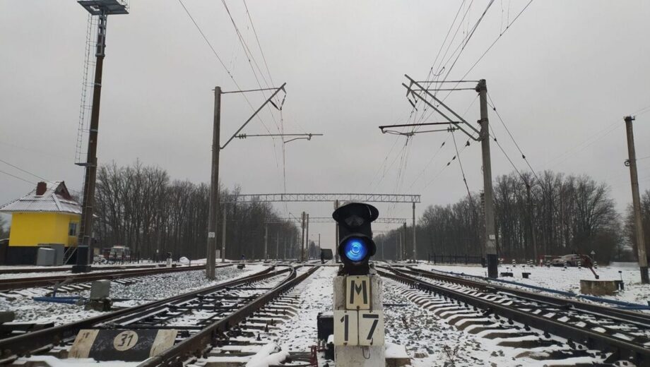 Квітневий снігопад: в Укрзалзниц відповіли, чи вплинула негода на рух поїздів