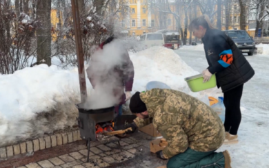 Українці готують плов на вулиці через відключення і морози