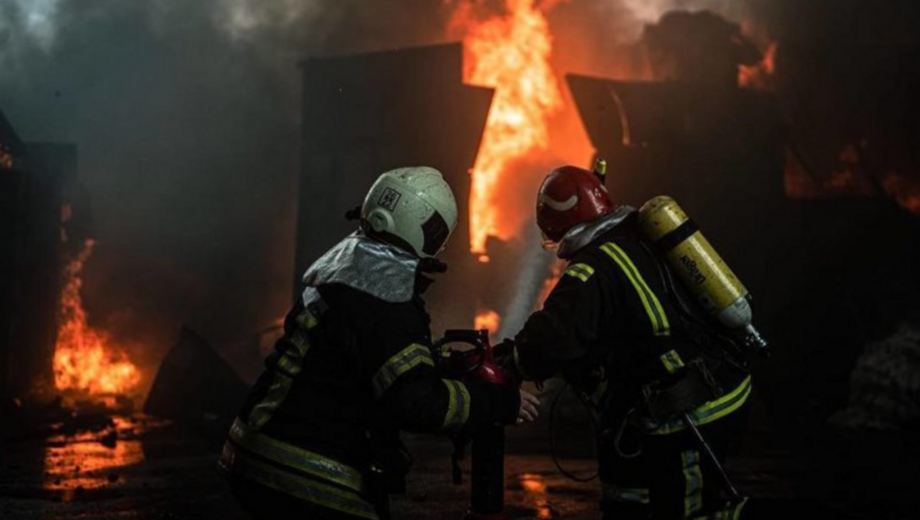 Внаслідок нічної атаки на Київщину горить промисловий об’єкт