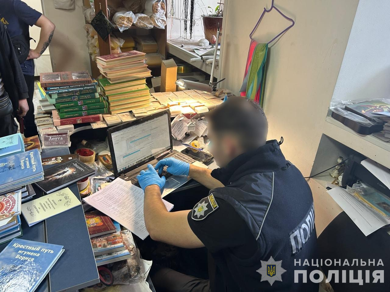 В церковних лавках УПЦ (МП) розповсюджували пропагандистську літературу