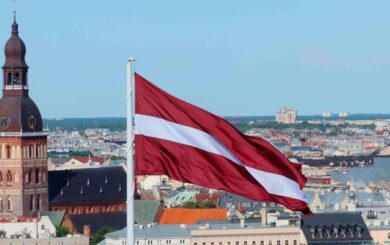 Латвия высылает 841 гражданина россии из-за незнания языка и невыполнения требований