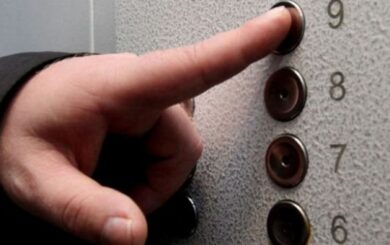 У багатоповерхівці на Ахматової обірвався ліфт