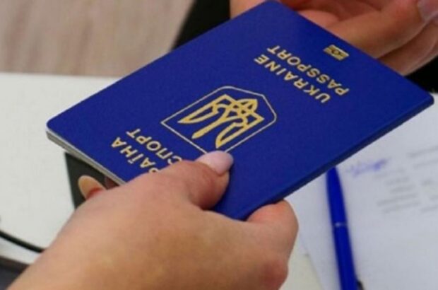Мужчинам за границей могут отказать в консульских услугах: что изменится в ближайшее время