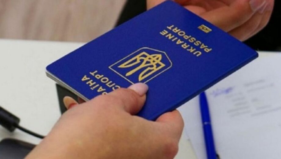 Мужчинам за границей могут отказать в консульских услугах: что изменится в ближайшее время