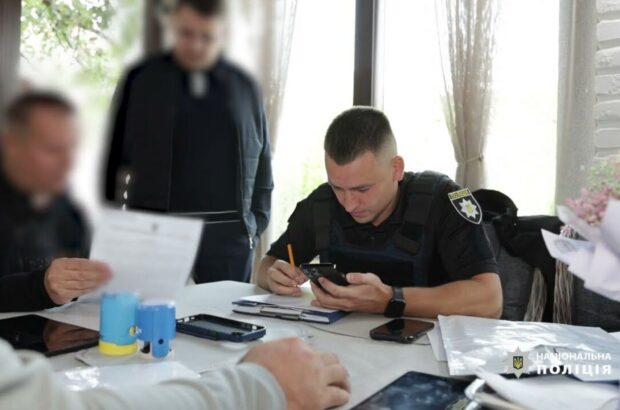 Поліція викрила посадовців на Київщині, які передали лісопарк вартістю 10 мільйонів гривень