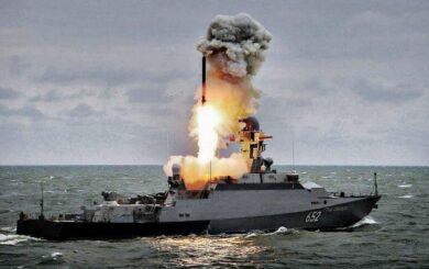 Су-30 пошел ко дну: бойцы ГУР попали из дрона в истребитель России
