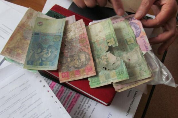 Банки и магазины перестанут принимать поврежденные купюры