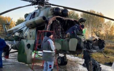 На росії школярі спалили вертоліт Мі-8, щоб заробити грошей (відео)