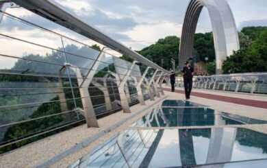 В Киеве с моста Кличко сбросился мужчина (обновляется)
