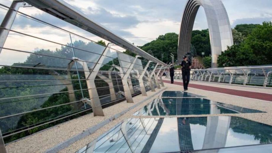 В Киеве с моста Кличко сбросился мужчина (обновляется)