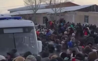 ”Бунт” у Башкирії: розлючений натовп закидав поліцейських сніжками