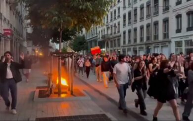 Тысячи парижан протестуют против результатов экзитпола