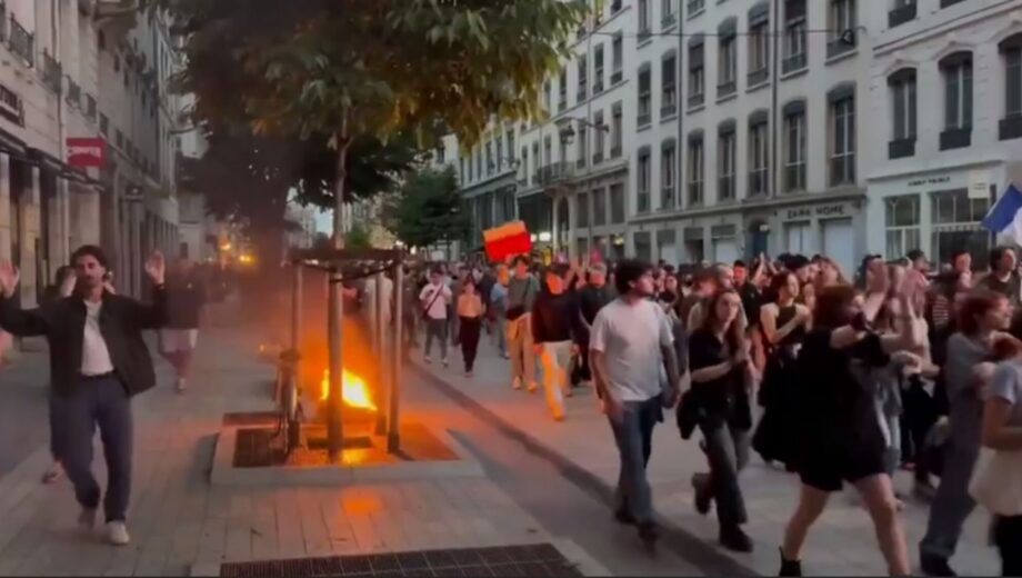 Тысячи парижан протестуют против результатов экзитпола