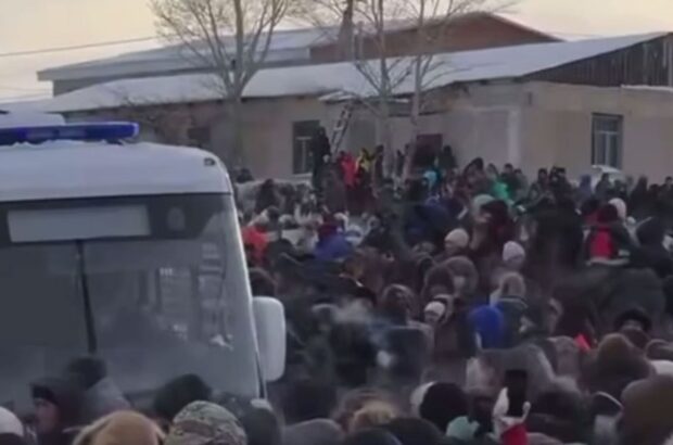»Бунт» в Башкирии: разъяренная толпа забрасывала полицейских снежками
