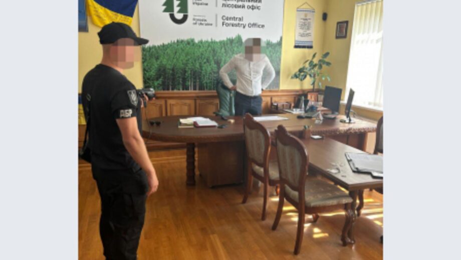 На Черкащині ДБР викрило лісника на вимаганні »данини» з підлеглих