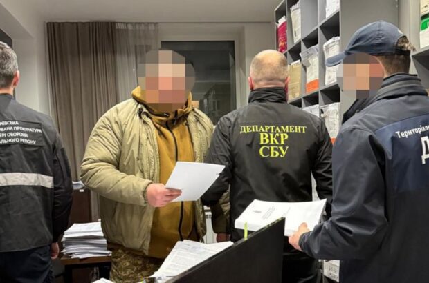 Брал деньги за самовольные выезды: командира воинской части разоблачили на коррупции