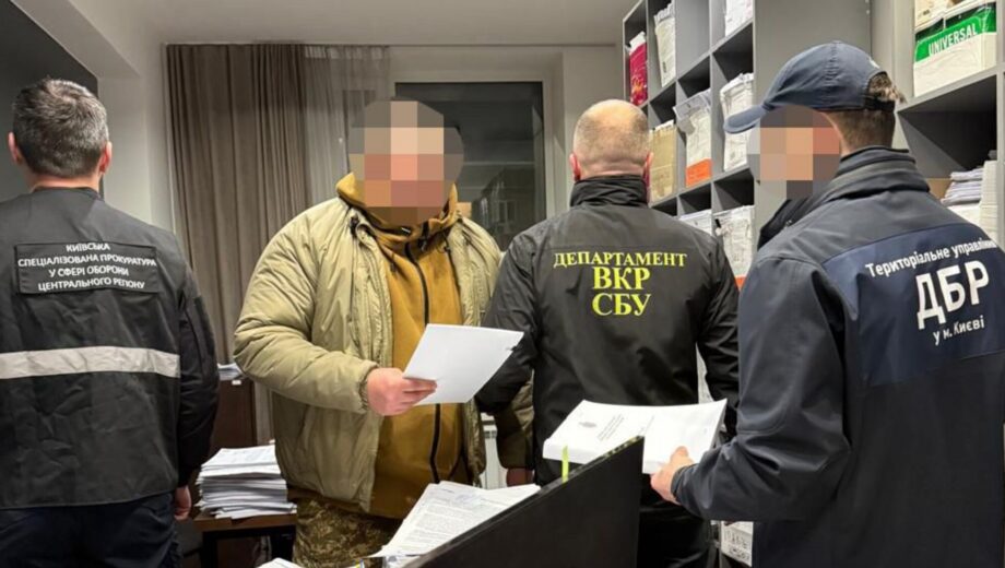 Брал деньги за самовольные выезды: командира воинской части разоблачили на коррупции