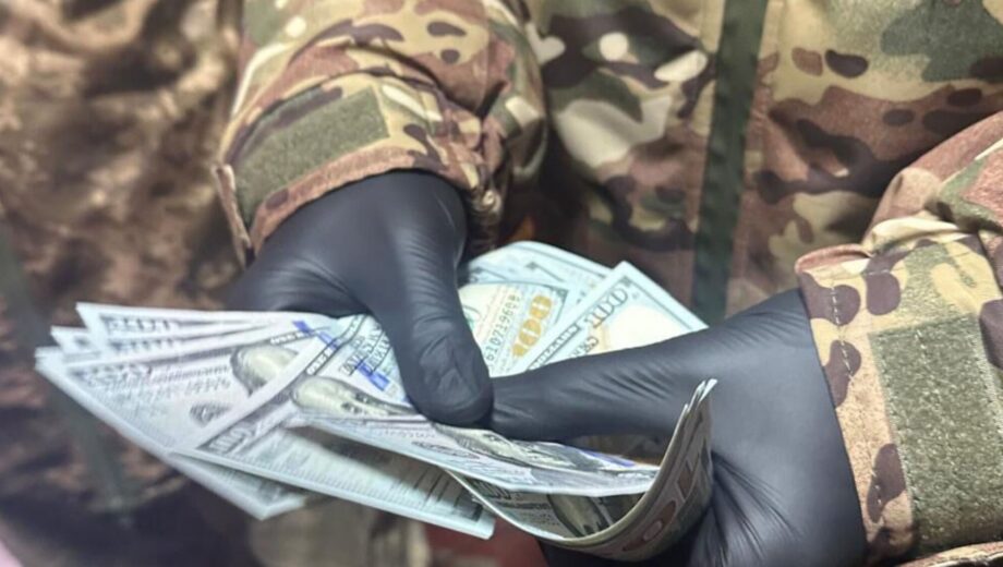 Хотел сбежать со службы: военнослужащего разоблачили на попытке дать взятку