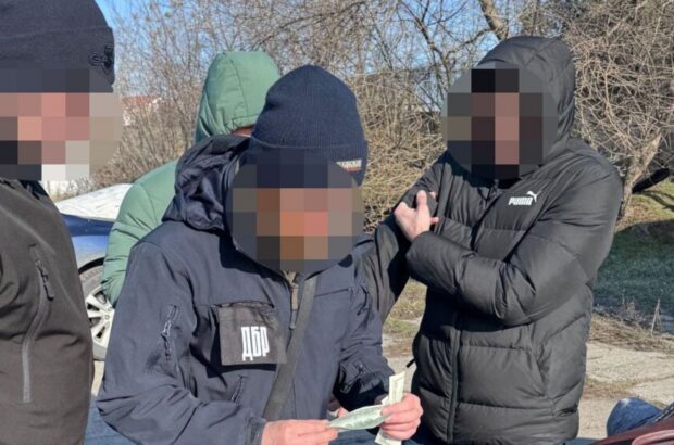 Прикордонника підозрюють у хабарництві за пропуск авто без огляду – ДБР