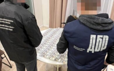 Схема на границе: во Львовской области таможенник и пограничник переправляли мужчин по паспортам умерших родственников