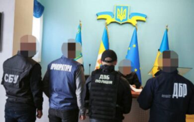 Во Львовской области будут судить руководителя правоохранительного отдела: начислял зарплату подчиненной за периоды отсутствия на службе