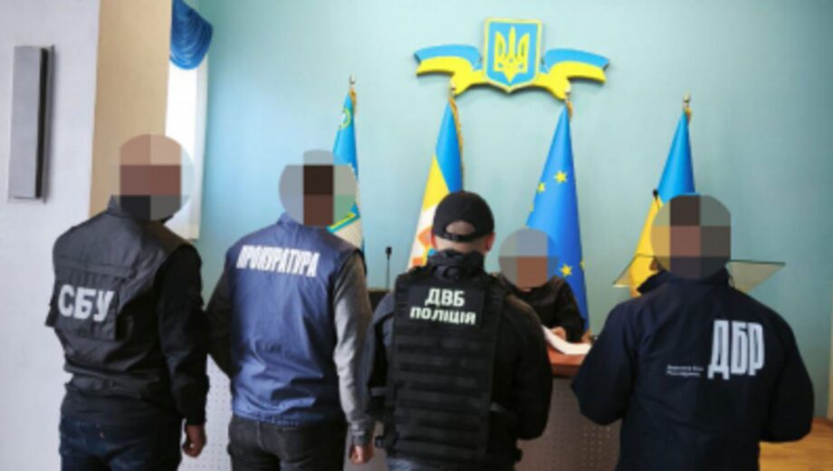 Во Львовской области будут судить руководителя правоохранительного отдела: начислял зарплату подчиненной за периоды отсутствия на службе