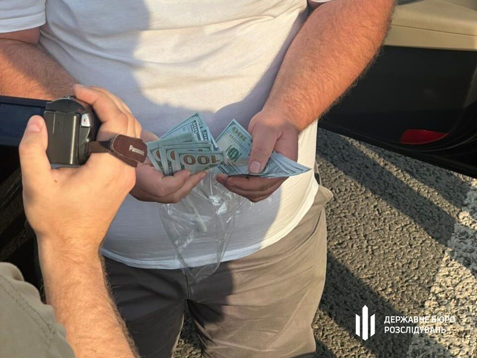 ДБР передало в суд дело правоохранителя, который за $2 тысячи помогал уклоняться от мобилизации