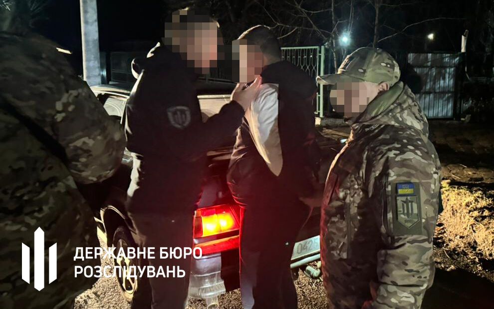 Співробітник військкомату та правоохоронець торгували ''білими квитками''