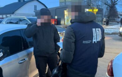 На Волыни разоблачили правоохранителя: ГБР задержало чиновника за взятку в 1,5 тысячи долларов за снятие с розыска военнообязанного