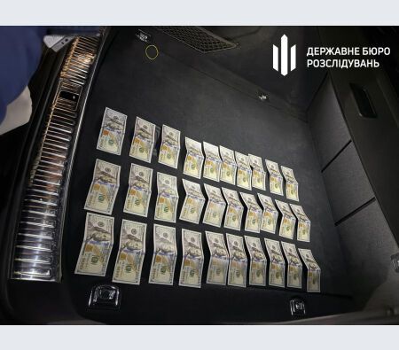 ДБР викрило прикордонників, які продавали маршрути для втечі за кордон