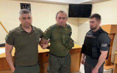 У Запорізькій колонії викрили схему: інспектор возив телефони та наркотики