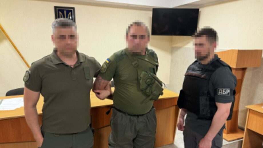 У Запорізькій колонії викрили схему: інспектор возив телефони та наркотики