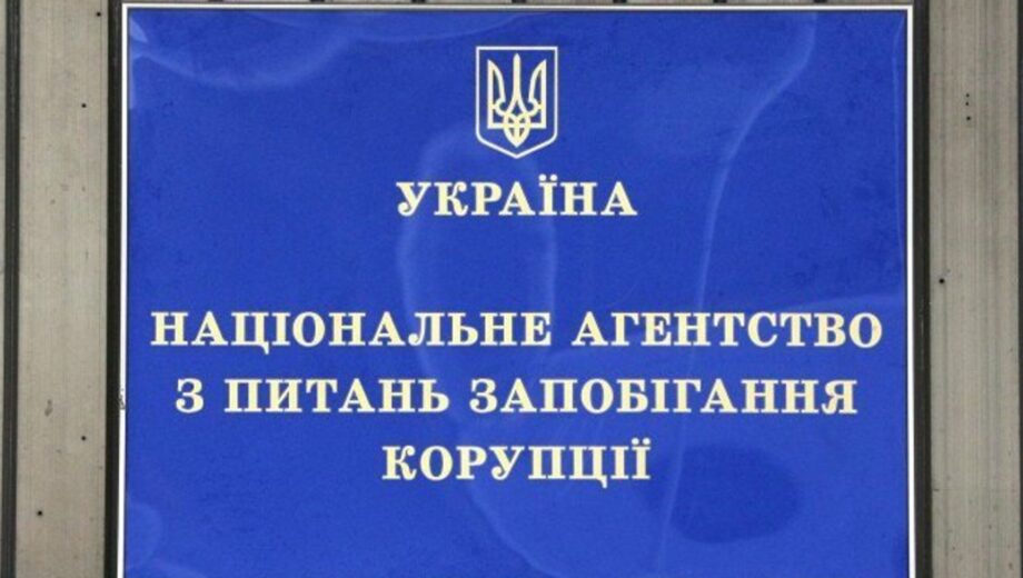 »Дырочка» в декларации: столичный топ-таможенник арендует дом у профсоюза и живет в имении брата