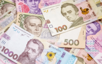 Государство выплачивает 3100 гривен ко Дню Независимости: кто имеет право на помощь и как ее получить