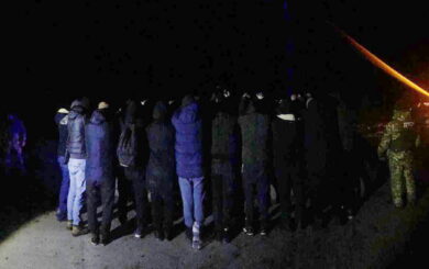 Пограничники задержали водителя и 10 мужчин, планировавших незаконно пересечь границу