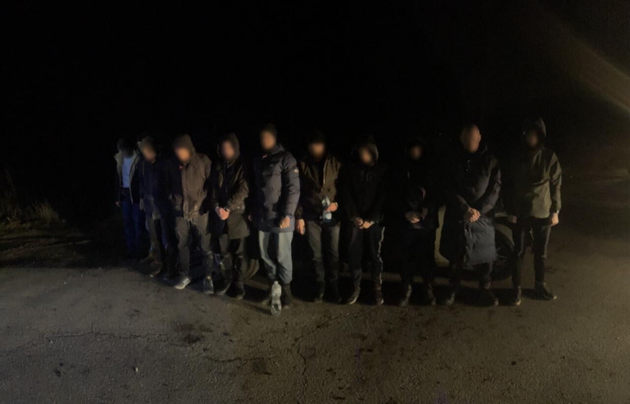 Пограничники задержали водителя и 10 мужчин, планировавших незаконно пересечь границу