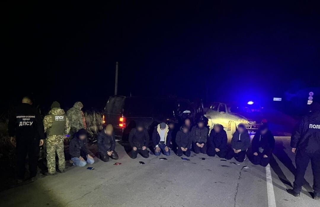 Пограничники задержали водителя и 10 мужчин, планировавших незаконно пересечь границу