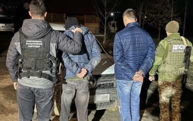 Прикордонники побачили з гелікоптера та зупинили на кордоні ухилянтів