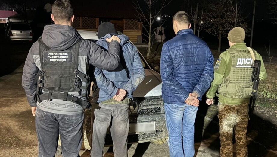 Прикордонники побачили з гелікоптера та зупинили на кордоні ухилянтів