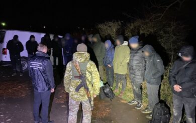 Прикордонники зупинили 17 чоловіків на кордоні з Угорщиною (відео)