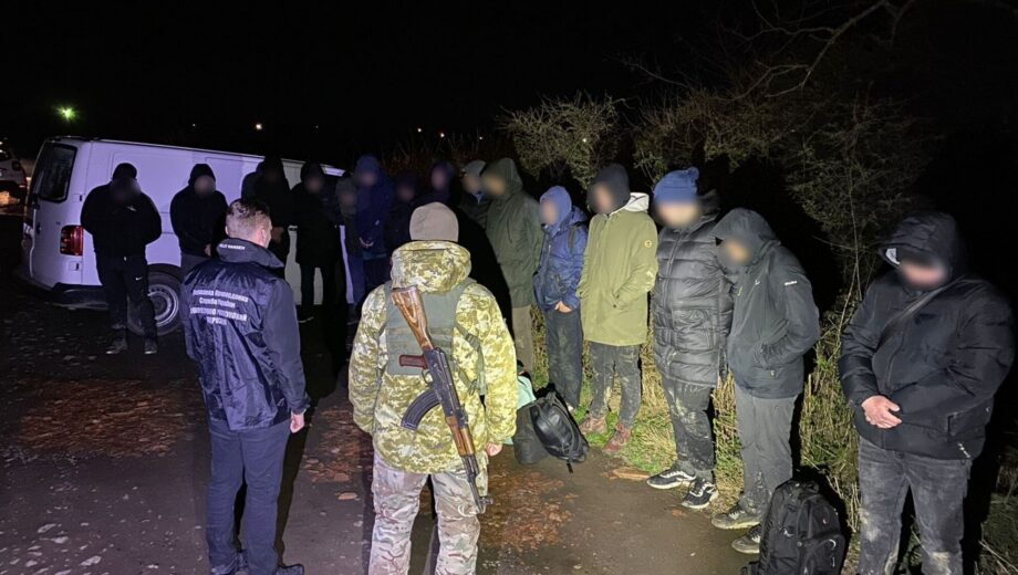 Прикордонники зупинили 17 чоловіків на кордоні з Угорщиною (відео)