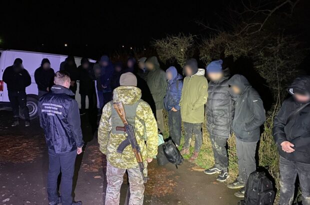 Пограничники остановили 17 мужчин на границе с Венгрией (видео)