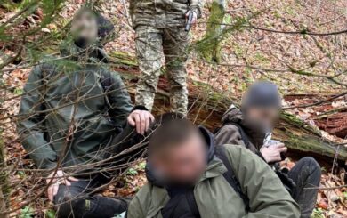 Уставших »альпинистов» нашли в горах: пограничники задержали житомирян