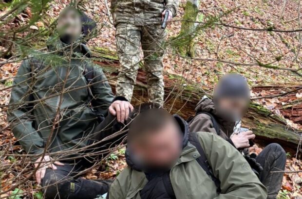 Уставших »альпинистов» нашли в горах: пограничники задержали житомирян