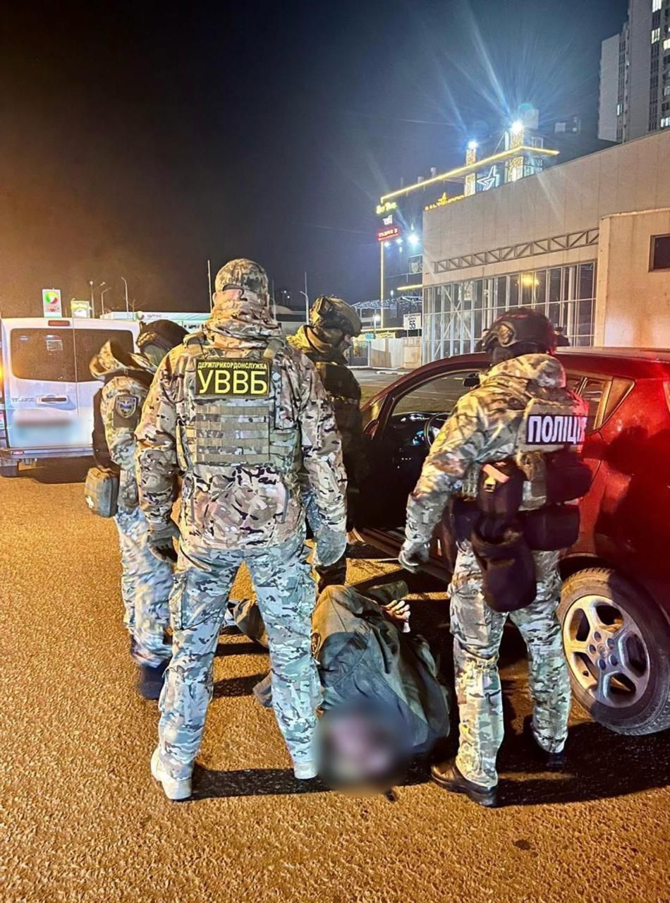 Правоохоронці та затриманий