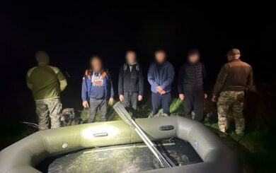 Намагалися переплисти Тису на гумовому човні: ДПСУ затримала порушників