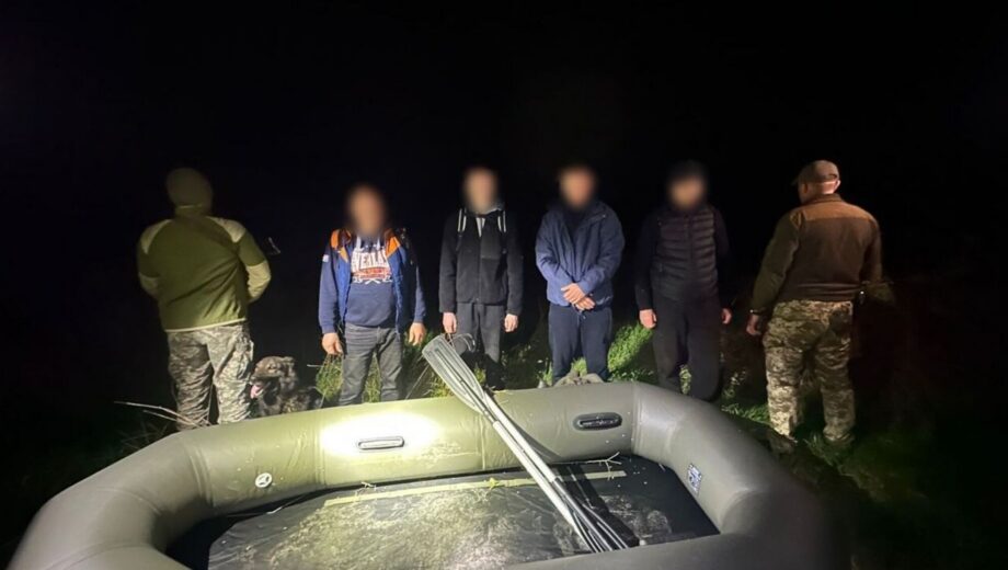 Намагалися переплисти Тису на гумовому човні: ДПСУ затримала порушників