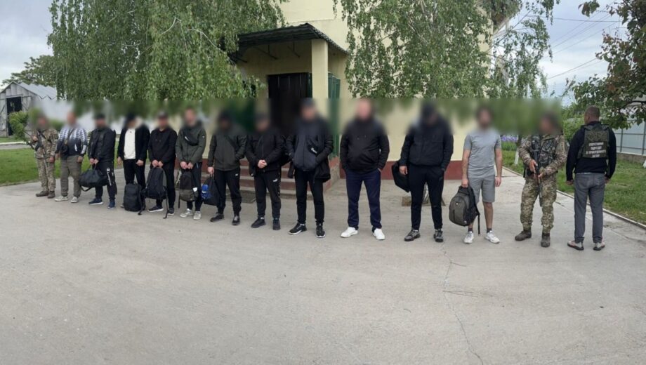 Затримано ”футбольну команду”: 11 чоловіків намагались незаконно перетнути кордон